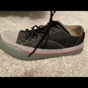 Medium footwear sneaker worn once